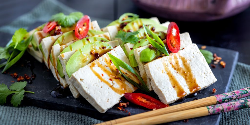 Tofu-salaatti avokadolla