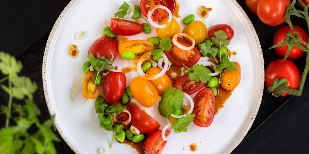 Tomaattisalaatti edamame-pavuilla