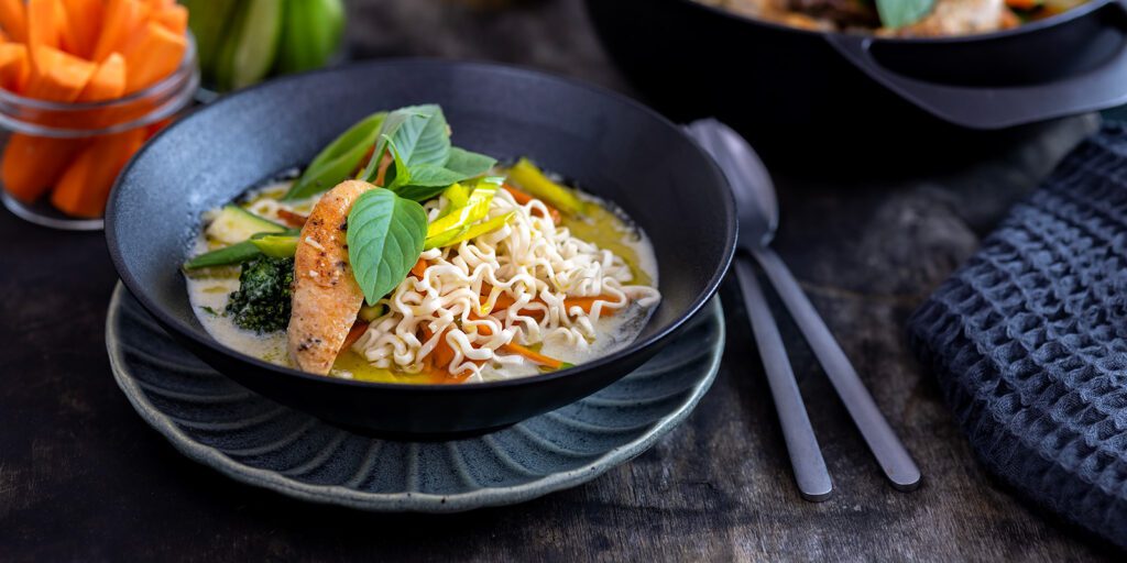 Nopein Thai curry-nuudelipata kasviksilla