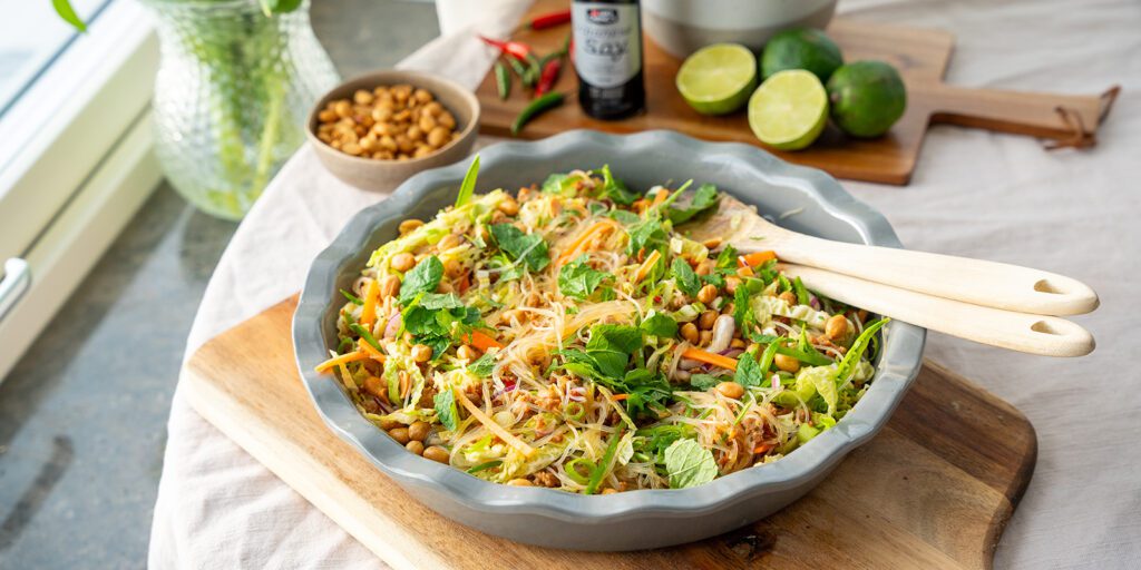 Lasinuudelisalaatti porsaanlihalla ja vihanneksilla