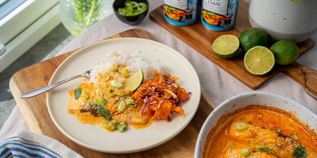 Uunissa paistettua lohta panang currylla ja kaalisalaatilla